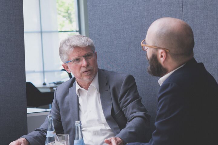 Die Inhaber von fsb/welfenburg Karl-Heinz Feßler und Daniel Köpf im Gespräch