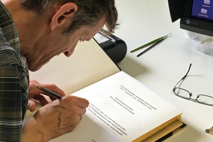 Albrecht Welkoborsky zeichnet die Lettern von Hand