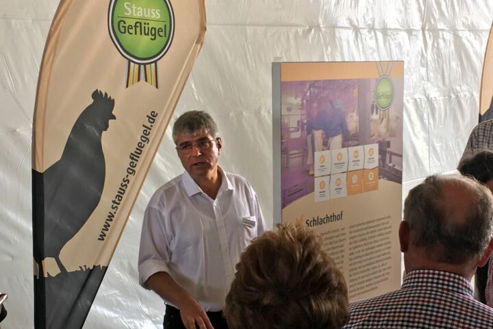 Lutz von Strauss, Geschäftsführer der Stauss Geflügel GmbH, erläutert nachhaltige Geflügelproduktion